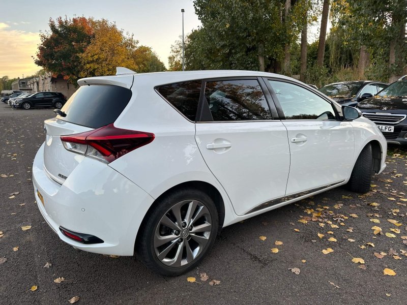 TOYOTA AURIS