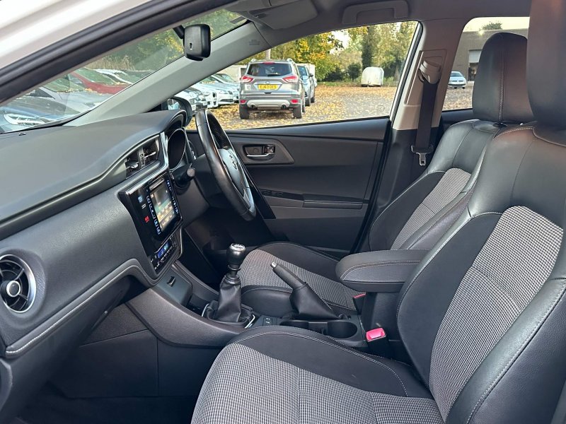 TOYOTA AURIS