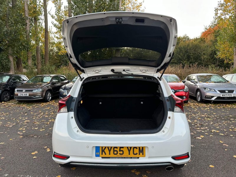 TOYOTA AURIS