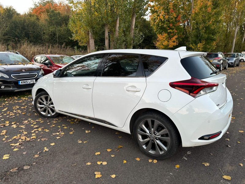 TOYOTA AURIS