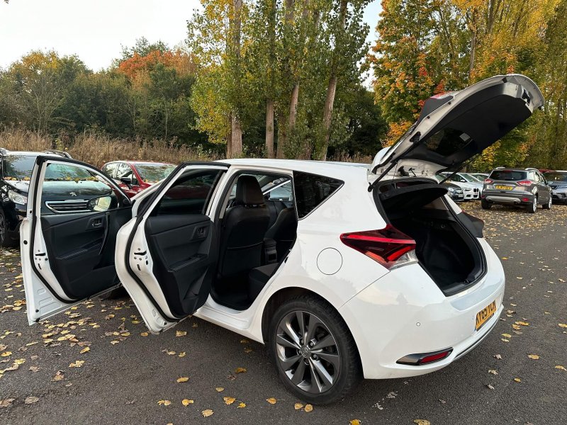 TOYOTA AURIS