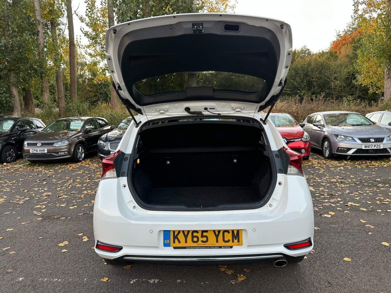 TOYOTA AURIS