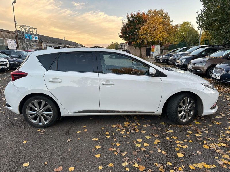 TOYOTA AURIS