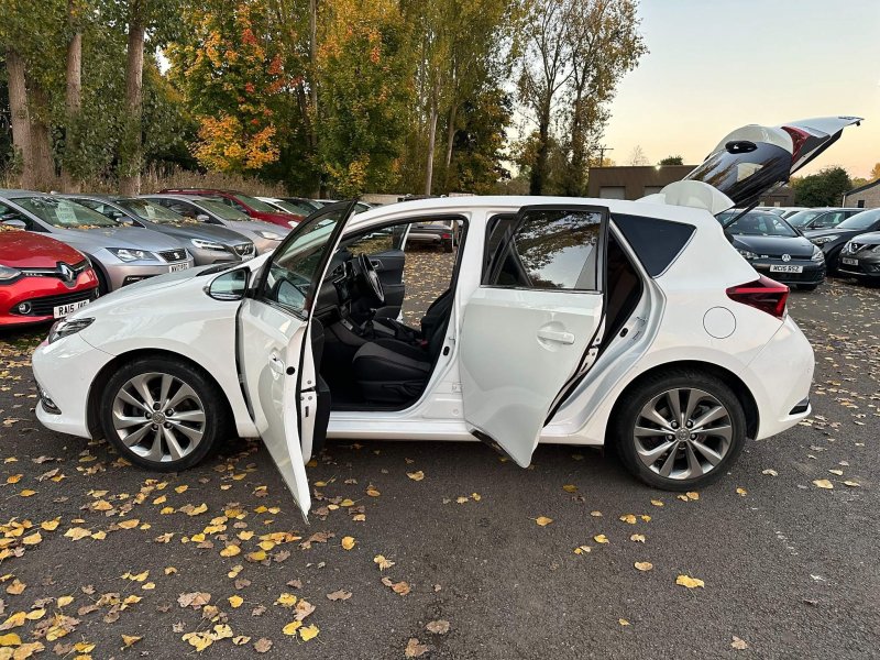 TOYOTA AURIS