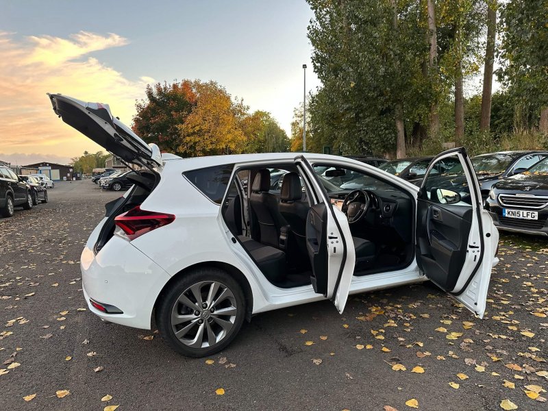 TOYOTA AURIS