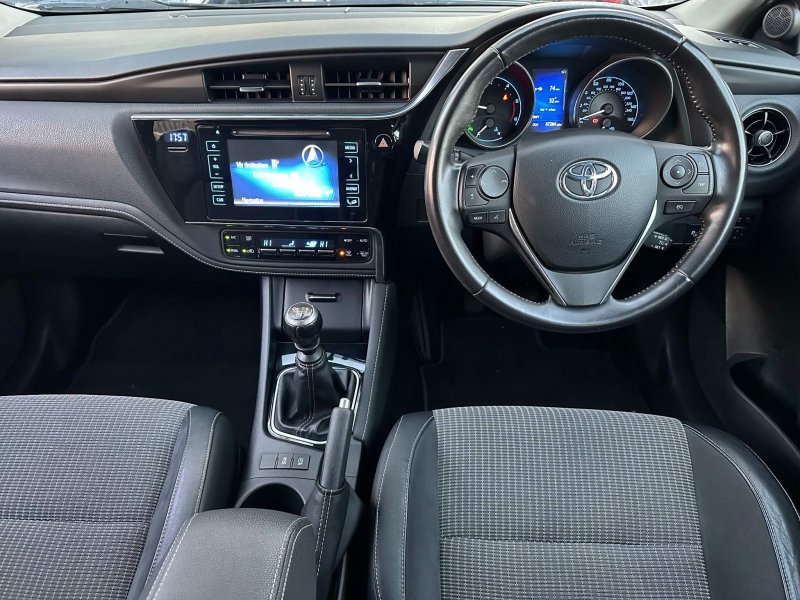 TOYOTA AURIS
