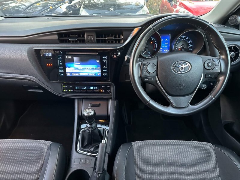 TOYOTA AURIS