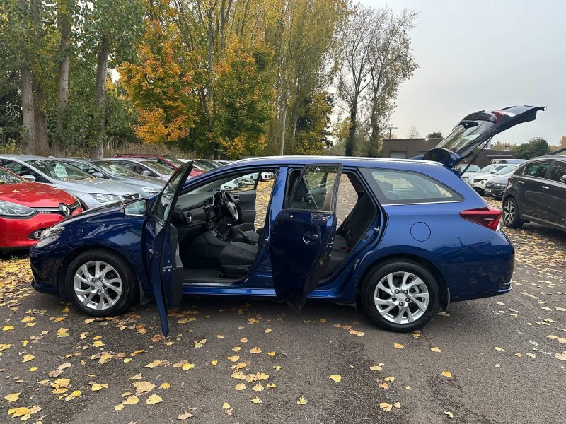 TOYOTA AURIS