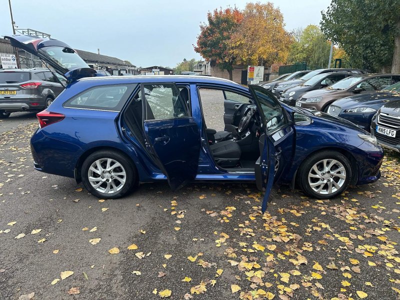 TOYOTA AURIS