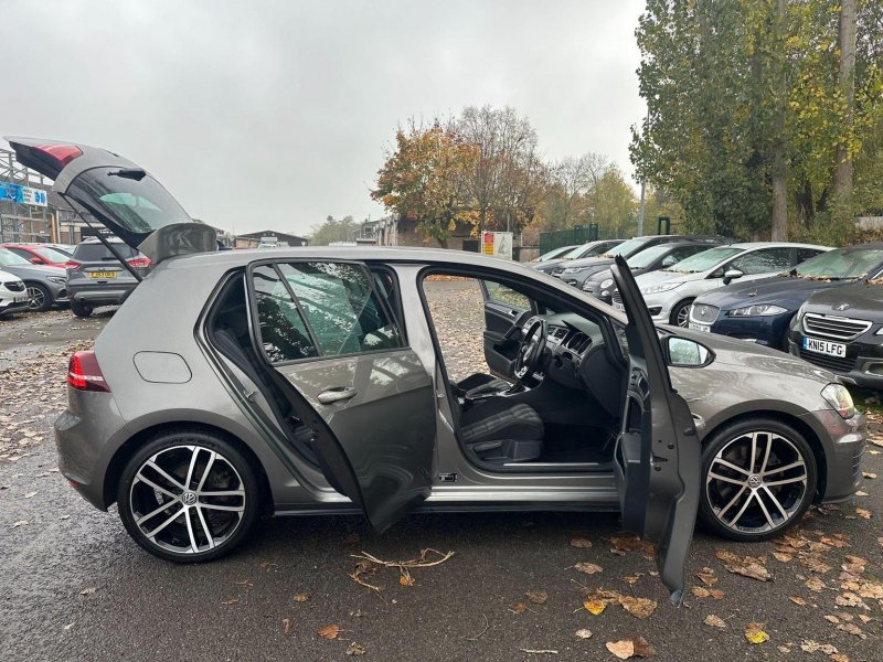 VOLKSWAGEN GOLF