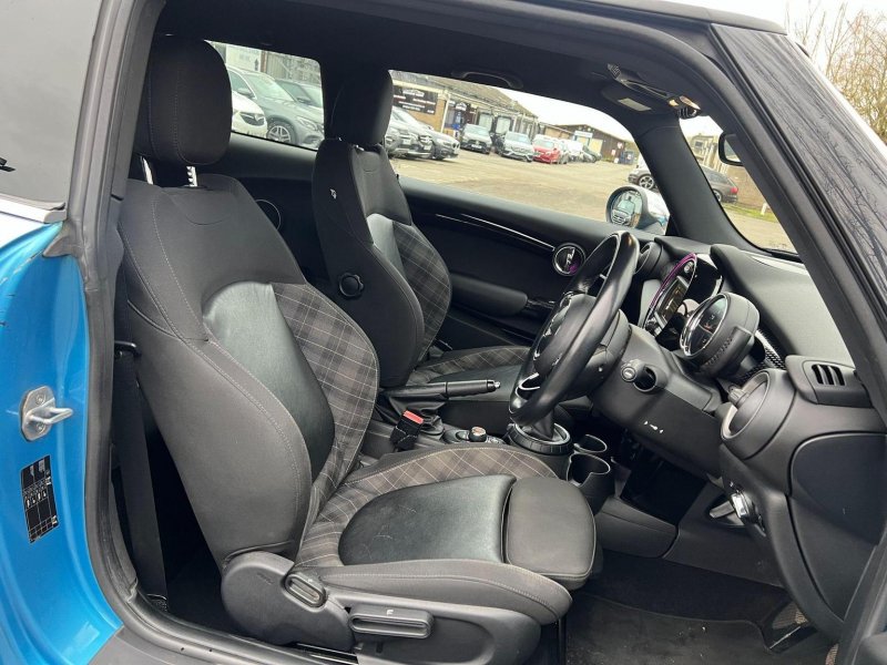 MINI HATCH
